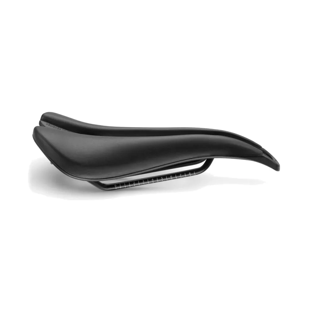 SMP EVO PLUS sadel 140 mm bred Svarta skenor i rostfritt stål