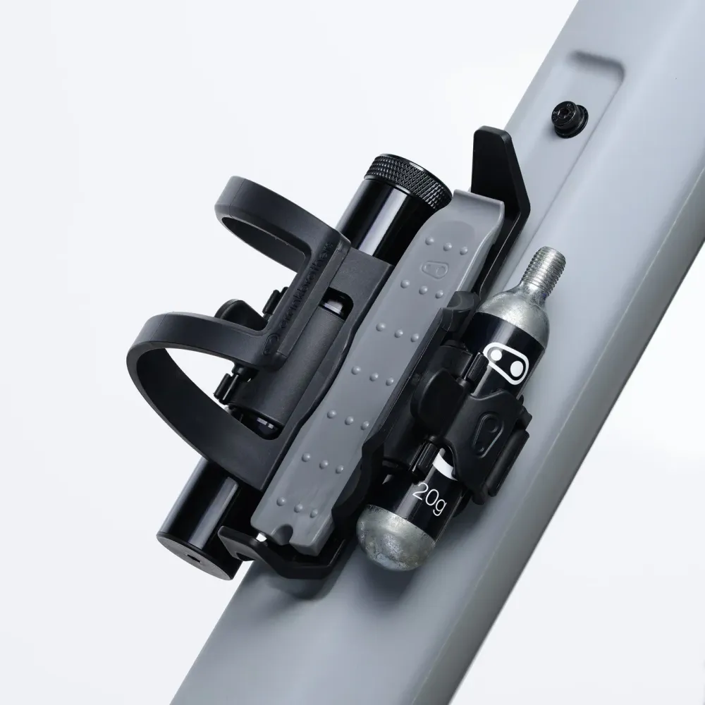 Multiverktyg på flaskhållare CRANKBROTHERS S.O.S BC18
